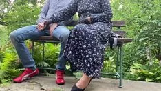 Jouer Sborra per una calda milf che vaga per l'esterno dell'uomo sposato