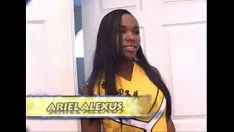 Abspielen Ariel Alexus in einem Kasernenführungsquartett