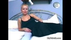 Play Short-circuit smooth-haired bosomy blond thumb fuck