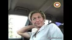 Jouer Une blonde en suppuration à cornes la frotte et la coupe