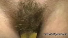 Jouer Flash de milf blonde tendue dans le parc