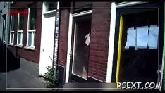 Jouer Floozy anormal laisse sortir largement et obtient le poing serré du chaton se couche sévèrement